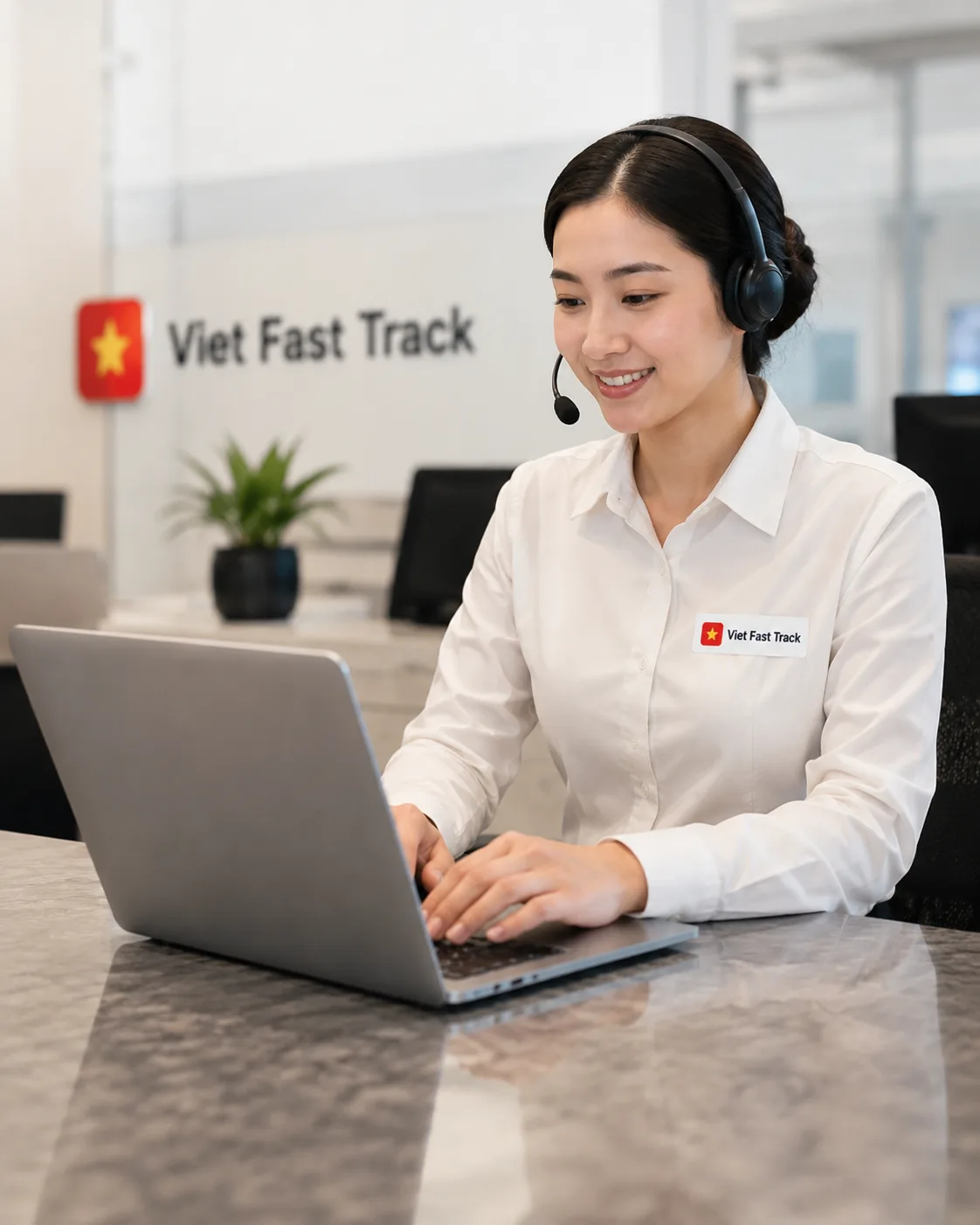 Менеджер Viet Fast Track проверяет заявку за ноутбуком